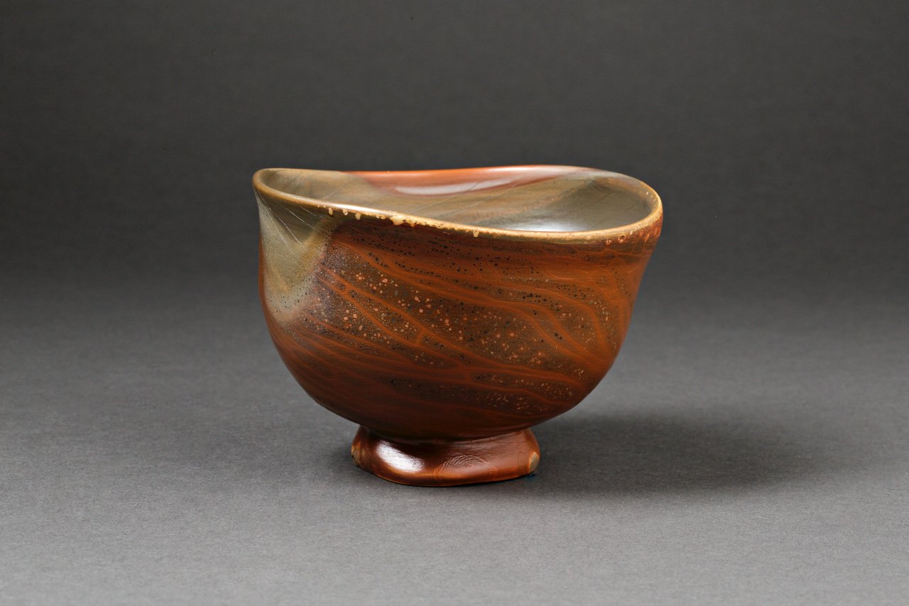 A teabowl from French artist Dalloun with a terra sigillata surface.Red Sky, 2015, White faience wheel-thrown off-centre, terra sigillata slip, gas fired to 1050 degrees Celsius, 8 x 11 cm. Photo Credit: P. Vangysel