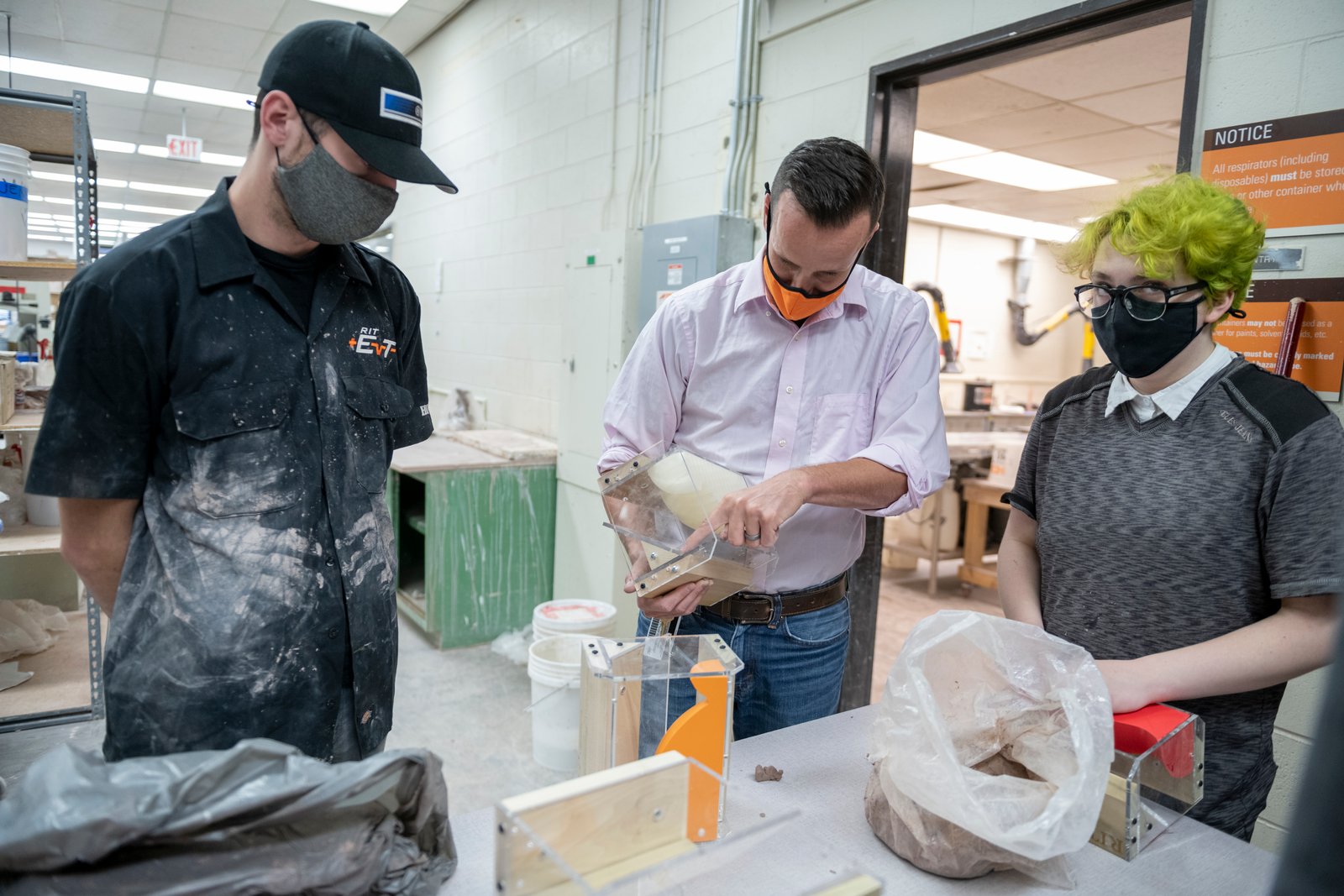 Pincus leading students in mold-making. Photo credit: Elizabeth Lamark