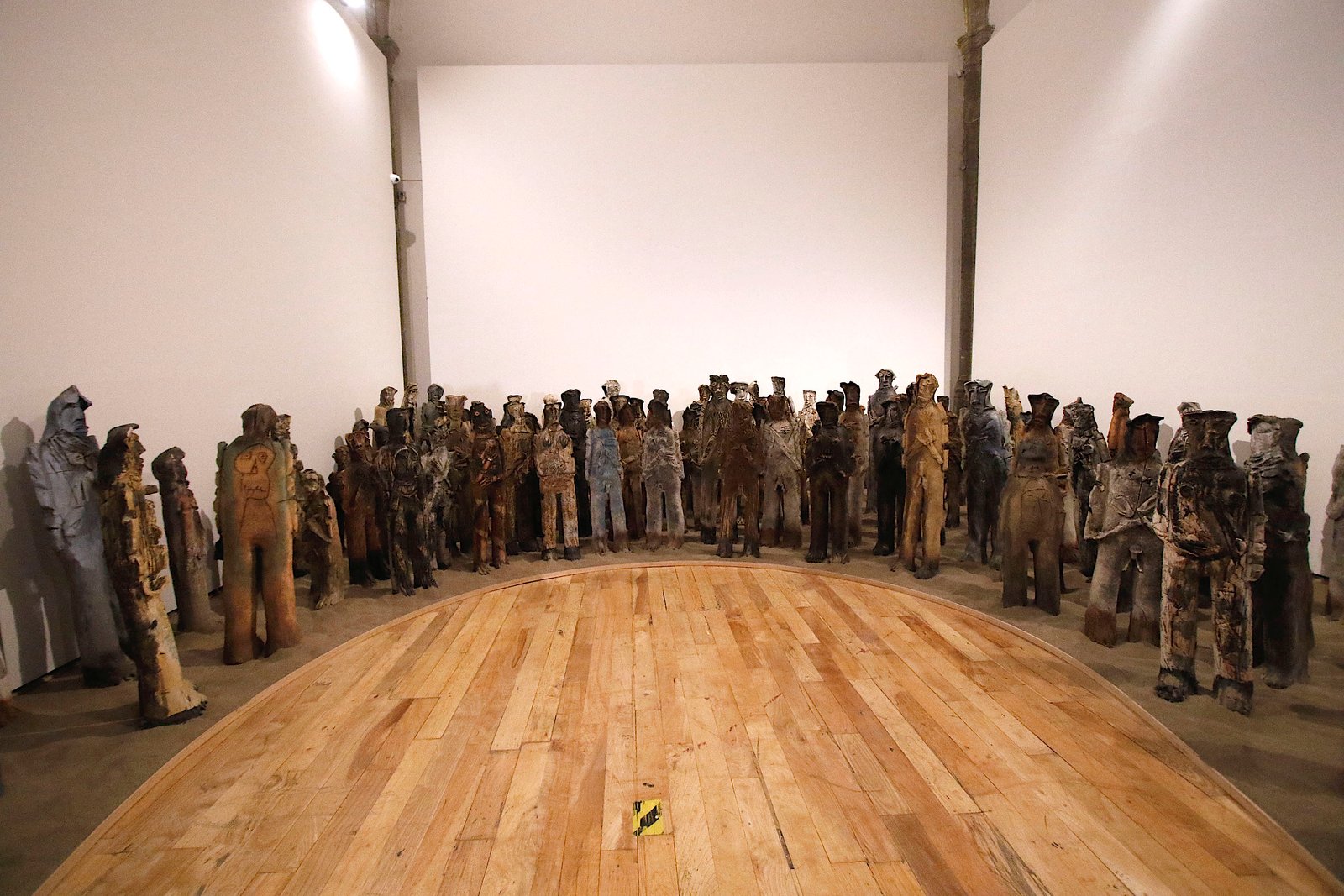 Alejandro Santiago, 2501 Migrantes, 2002-2006, ceramic installation. Photo credit: Milton Martínez, Secretaría de Cultura de la Ciudad de México