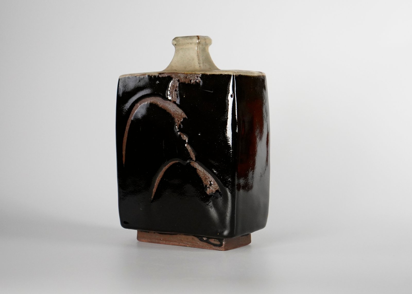 Hamada Shoji 濱田庄司, Iron Glaze Black Jar with Finger Markings 指描黒角扁壺, 1940's, Image courtesy Dai Ichi Arts, Ltd.