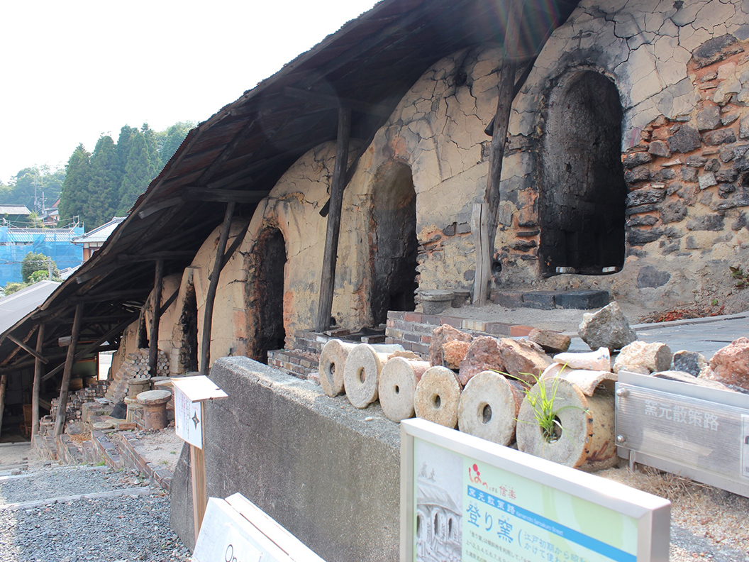 Old Noborigama on the way to our studio in Shigaraki. Old Noborigama on the way to our studio in Shigaraki.