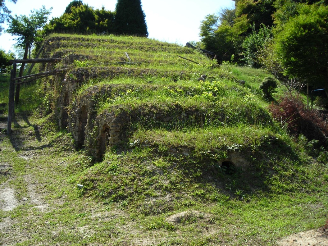 Old Noborigama on the way to our studio in Shigaraki. 