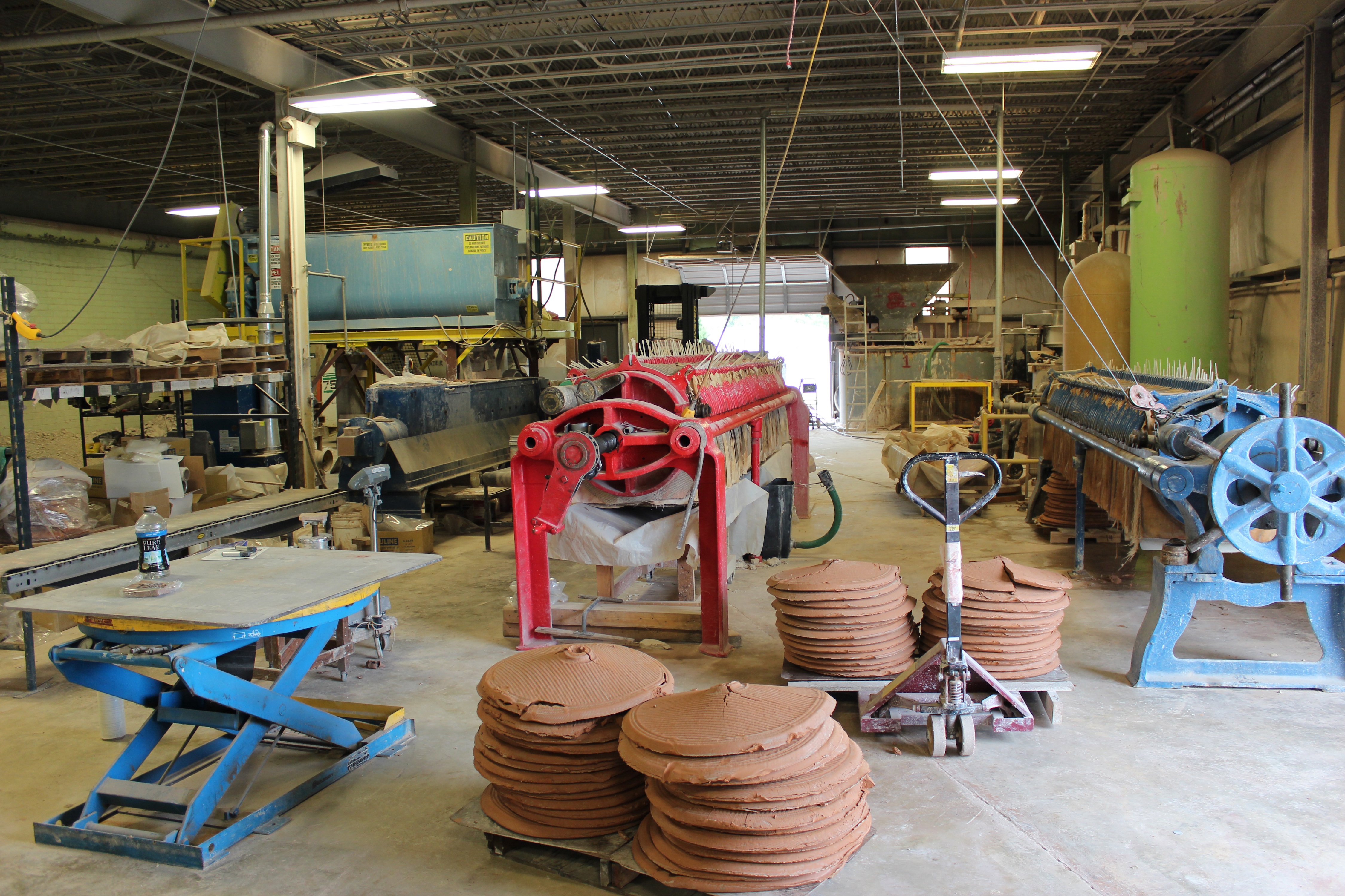 In 2005, Takuro founded Starworks Ceramics Materials and Research, a distinctive clay business, in the small town of Star, located close to the Seagrove pottery community. The project gained popularity by producing local North Carolina pottery clay.