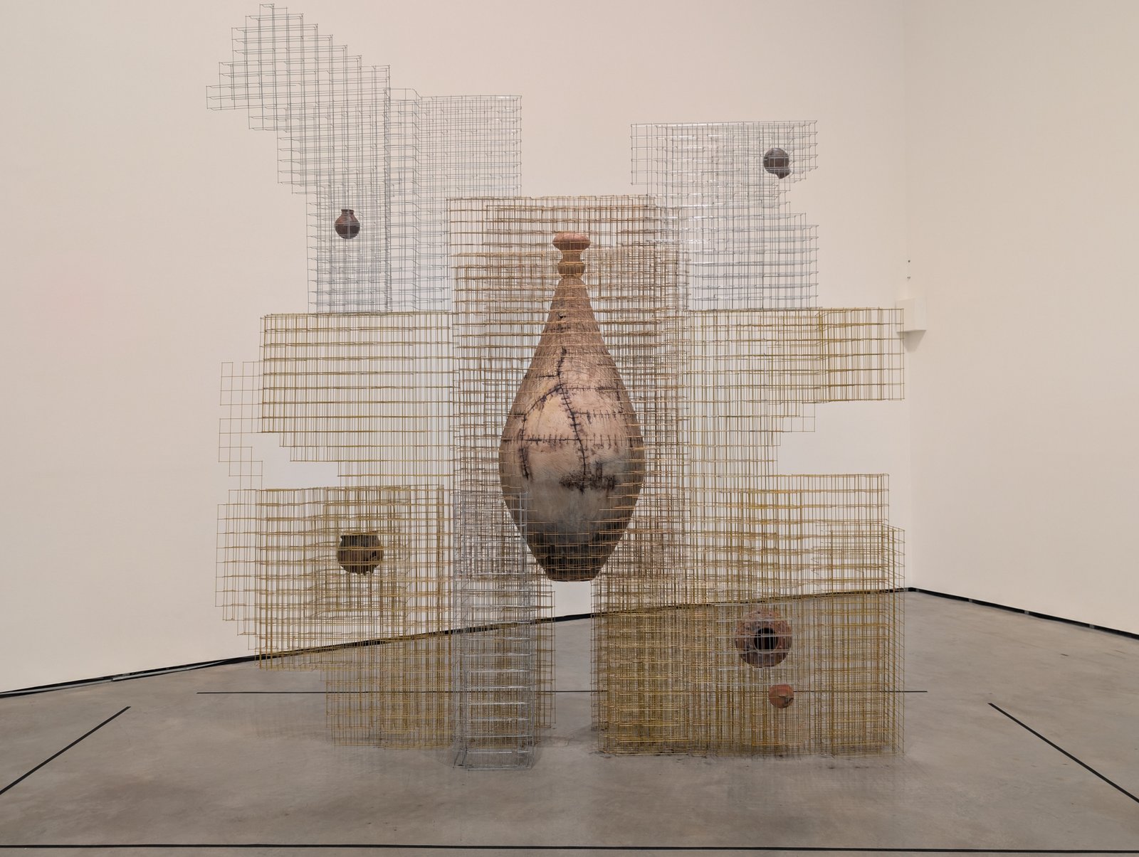 Fred Ebenezer Okai Butterfly I, 2022, ceramics, galvanized wire mesh, wire, light 366.1 × 137.2 × 299.7 cm, © Edem Dedi Fred Ebenezer Okai Butterfly I, 2022, ceramics, galvanized wire mesh, wire, light 366.1 × 137.2 × 299.7 cm, © Edem Dedi