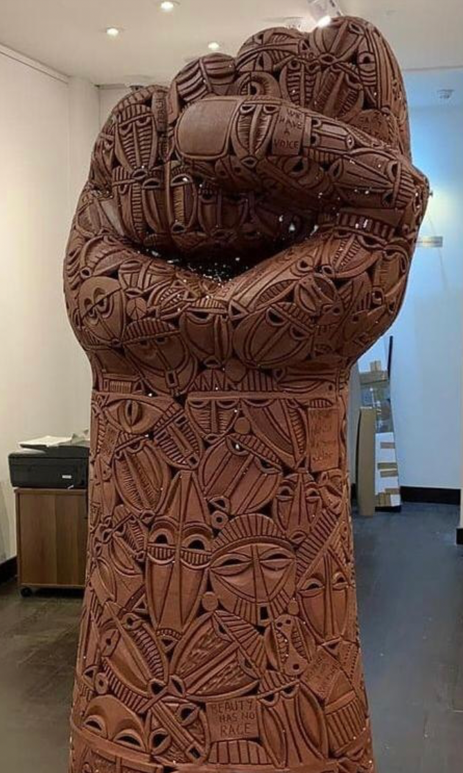 Djakou Kanyuo, Speak Out, 2020, polished fired clay, 178cm x 79cm x 68cm, © Djakou Kanyuo. Djakou Kanyuo, Speak Out, 2020, polished fired clay, 178cm x 79cm x 68cm, © Djakou Kanyuo.